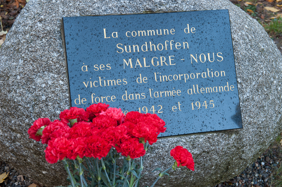 Plaque commémorative et fleurs rouges à Sundhoffen