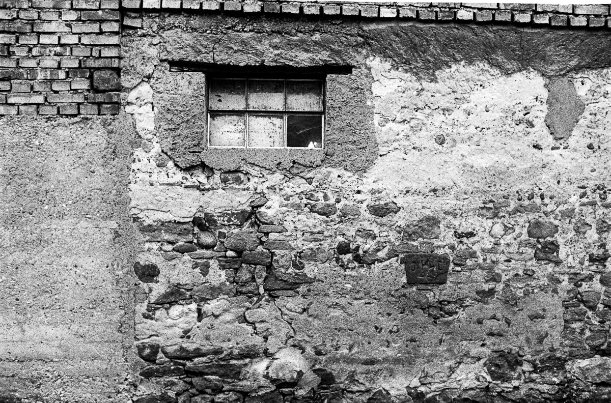 Mur ancien et fenêtre marqués par le temps