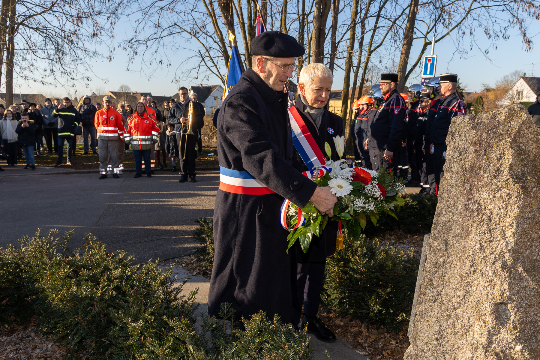 Dépôt de gerbe lors d’une cérémonie commémorative à Sundhoffen