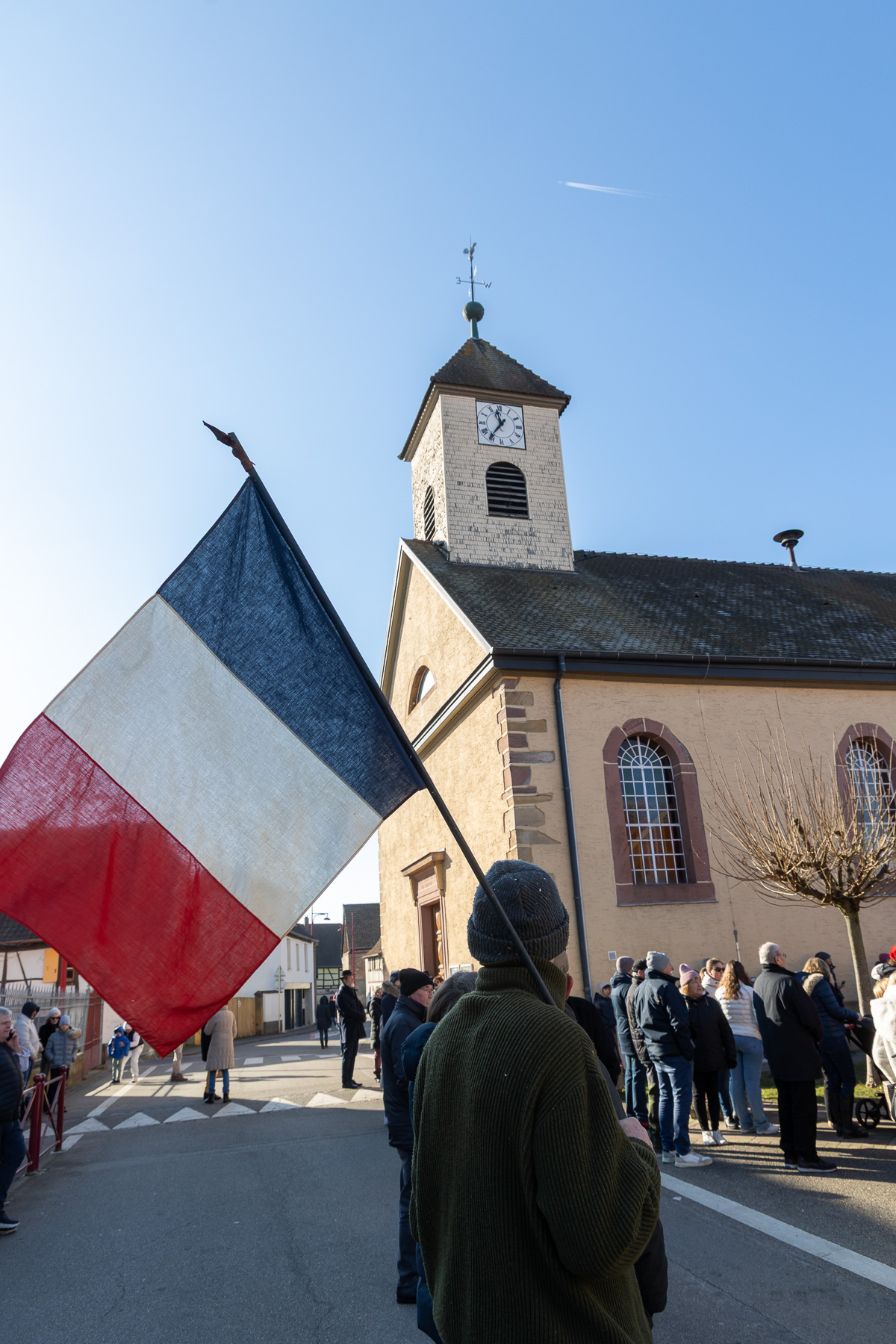Drapeau français devant l’église de Sundhoffen lors d’une cérémonie officielle