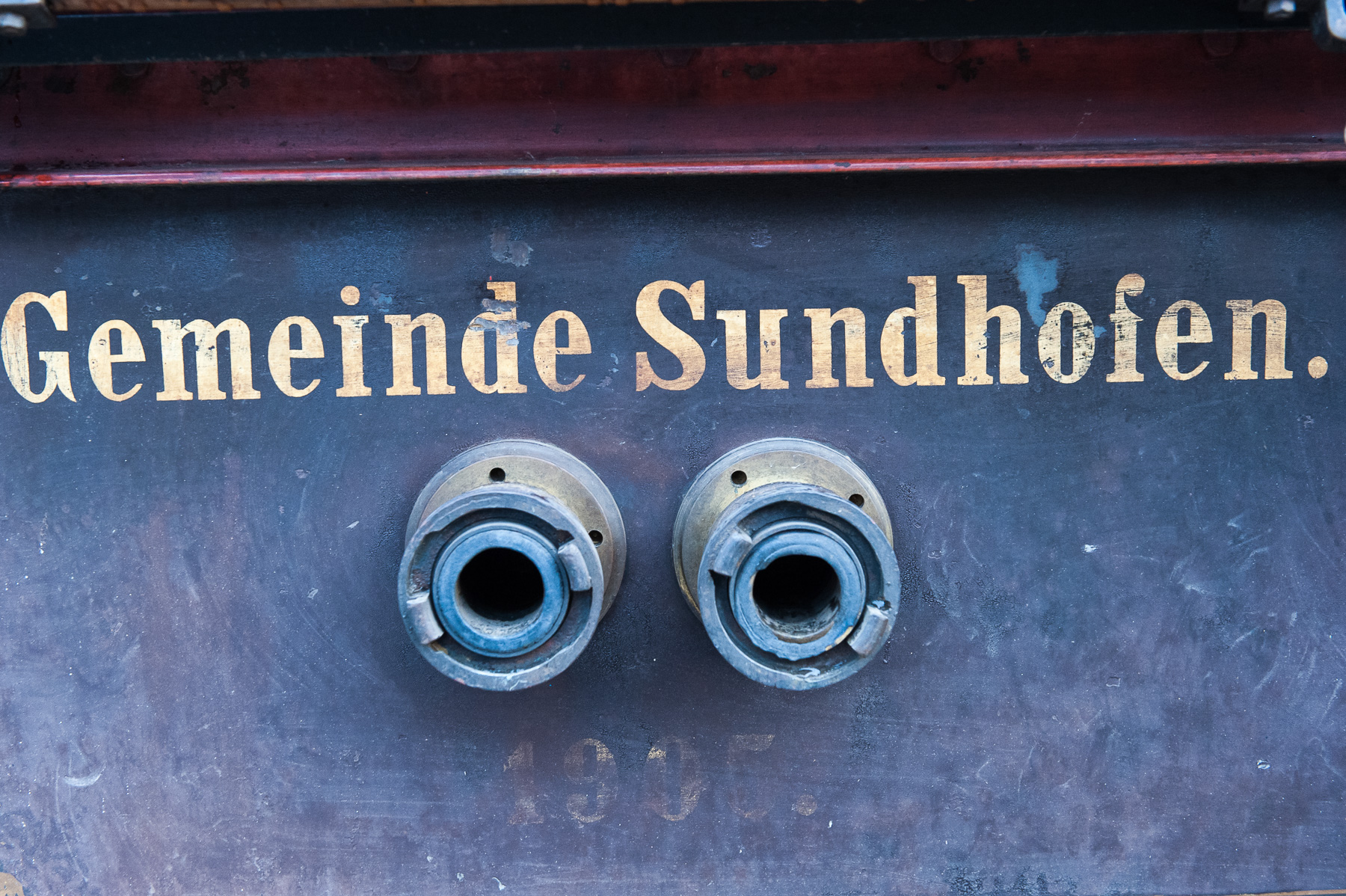 Ancienne inscription Gemeinde Sundhofen sur un équipement communal historique