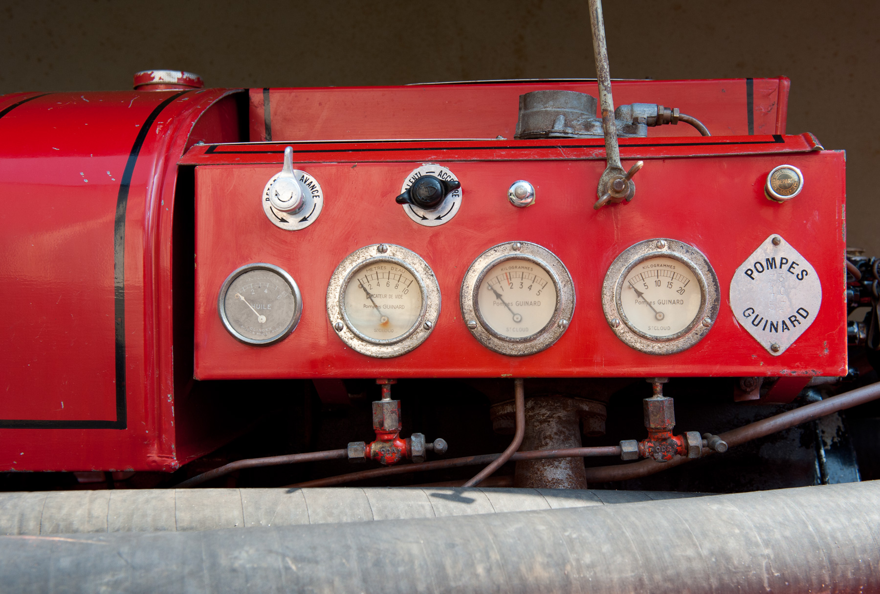 Vieux manomètre sur un ancien véhicule de sapeurs-pompiers de collection