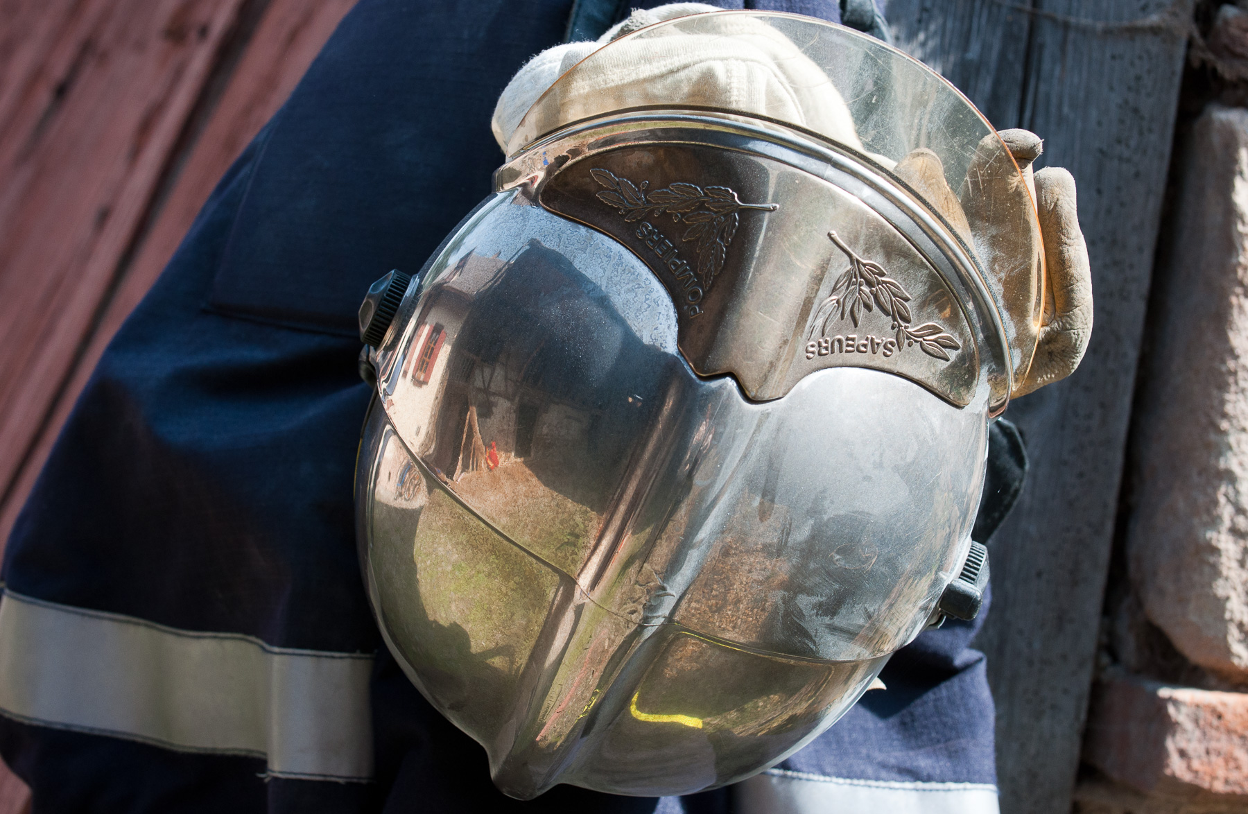 Casque de sapeur-pompier marqué par l’usage et l’intervention