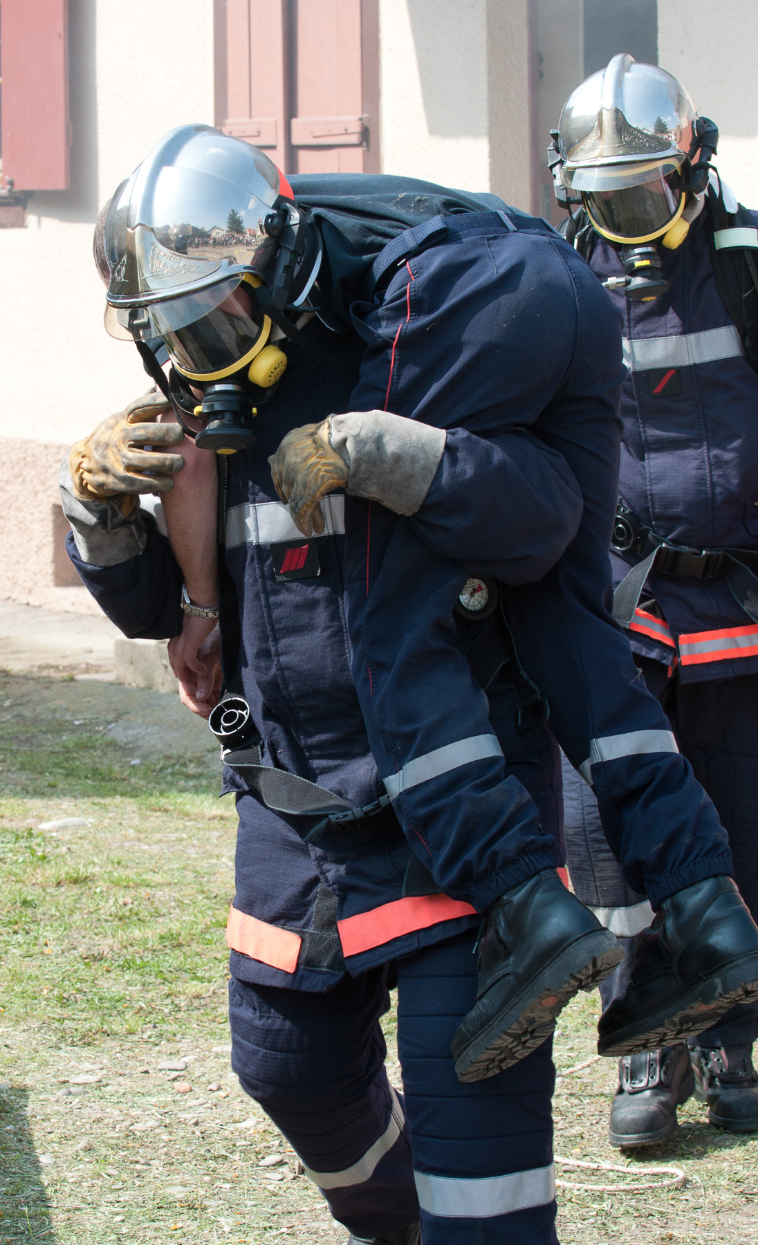 Deux sapeurs-pompiers en intervention lors d’un exercice de formation