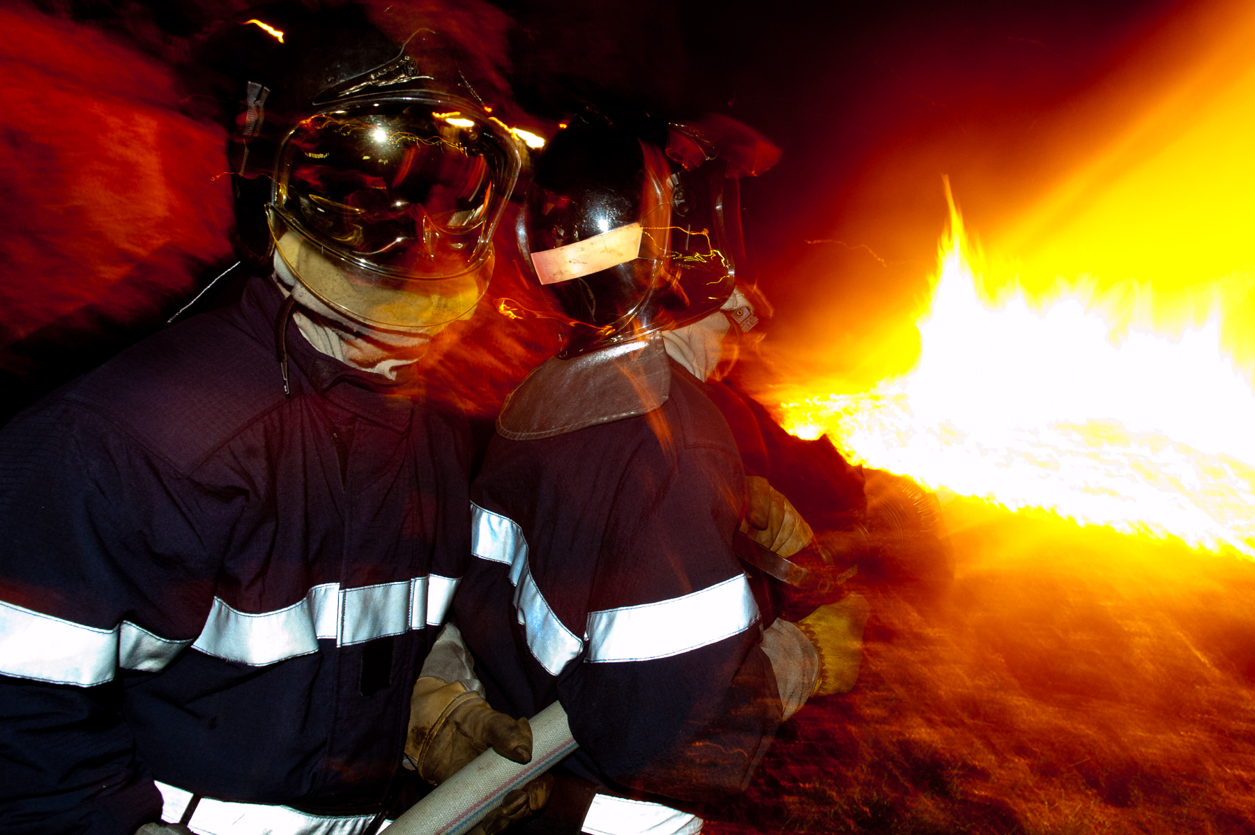 Sapeurs-pompiers face aux flammes lors d’un exercice de nuit