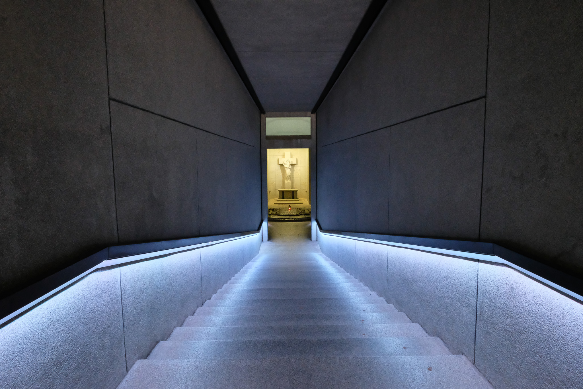 Allée monumentale étroite conduisant vers la crypte du Hartmannswillerkopf