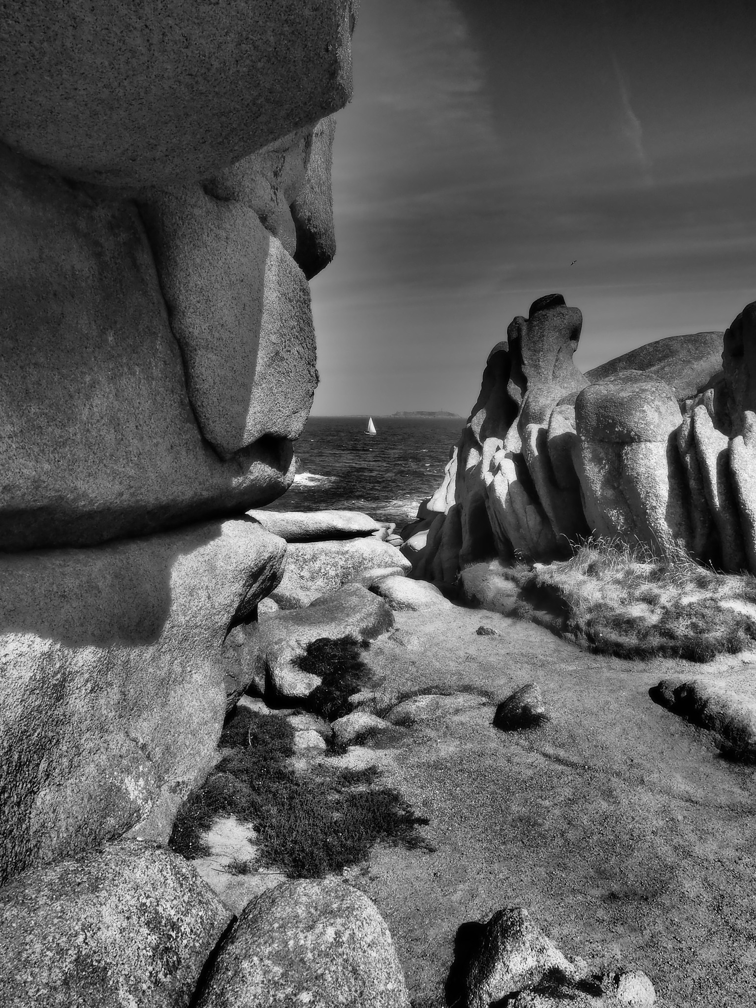 Blocs de granite sculptés par l’érosion le long du sentier des douaniers à Perros-Guirec, avec la mer en arrière-plan