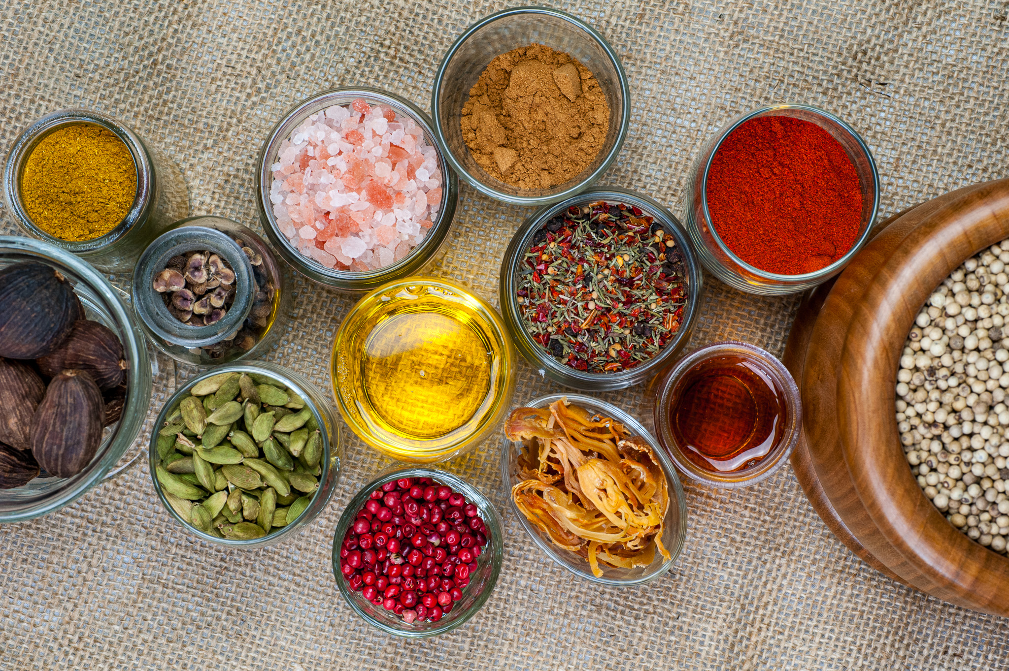 Assortiment d’épices, sels, graines et condiments présenté dans différents contenants