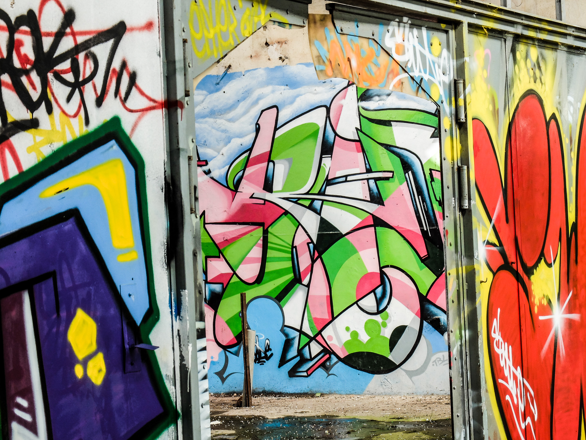 Passage étroit entièrement couvert de graffitis multicolores