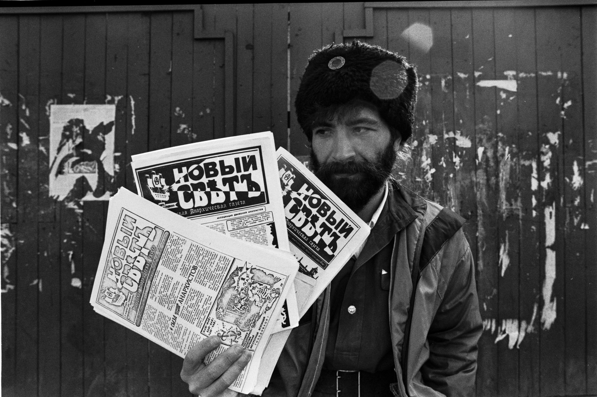 Homme présentant des journaux dans une rue de Saint-Pétersbourg en 1992