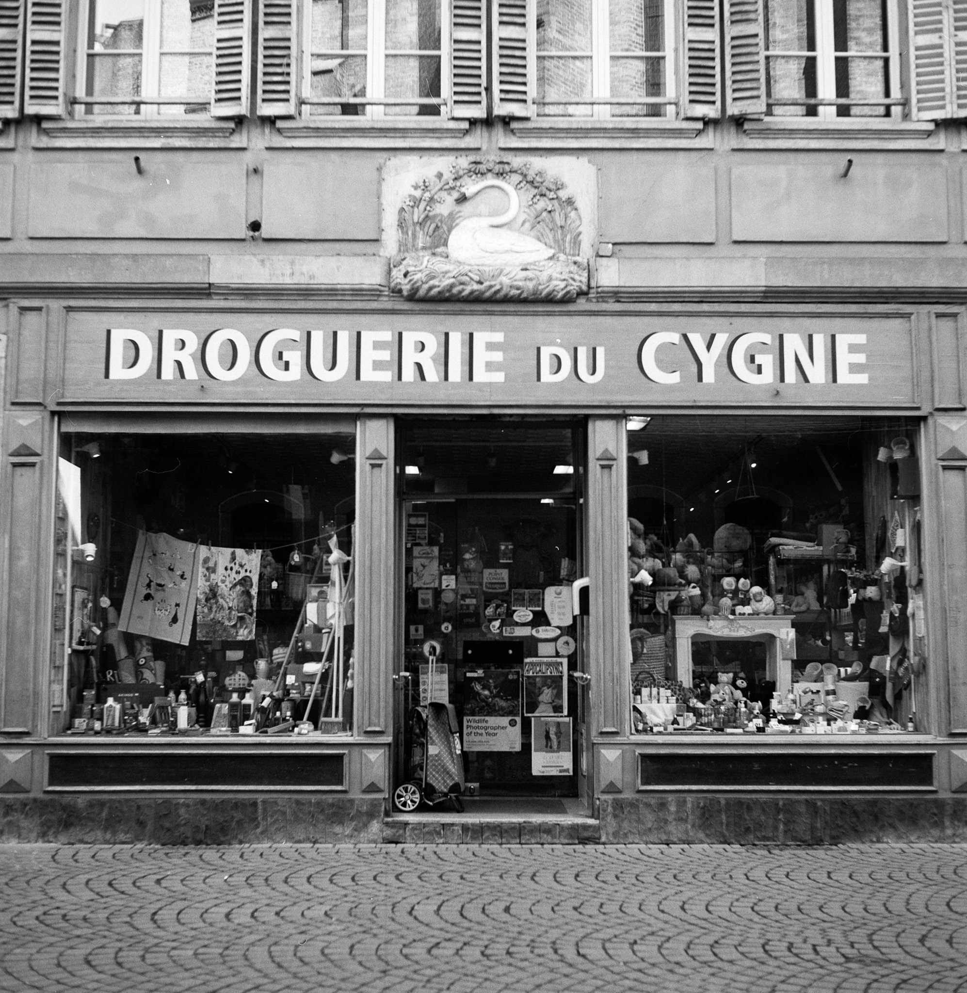 Devanture de la Droguerie du Cygne dans une rue de Strasbourg