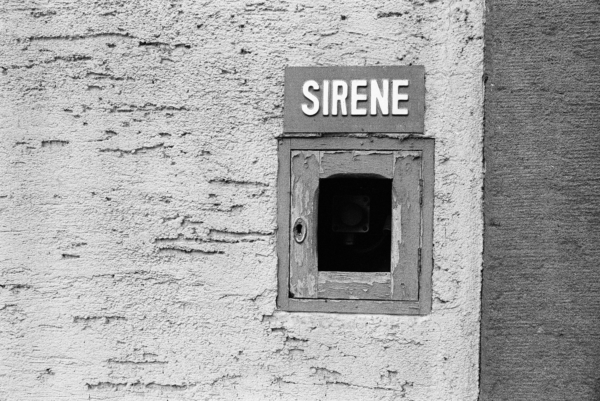 Ancien boîtier de commande de la sirène de Sundhoffen, toujours opérationnel