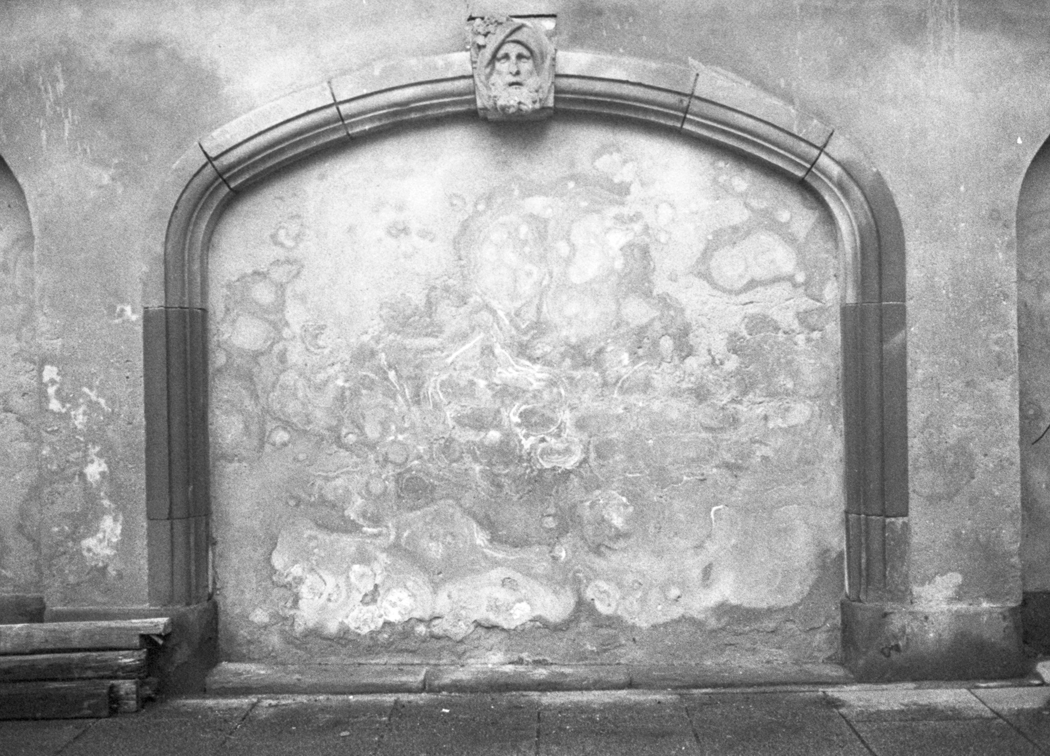 Ancienne baie en pierre murée dans une façade ancienne