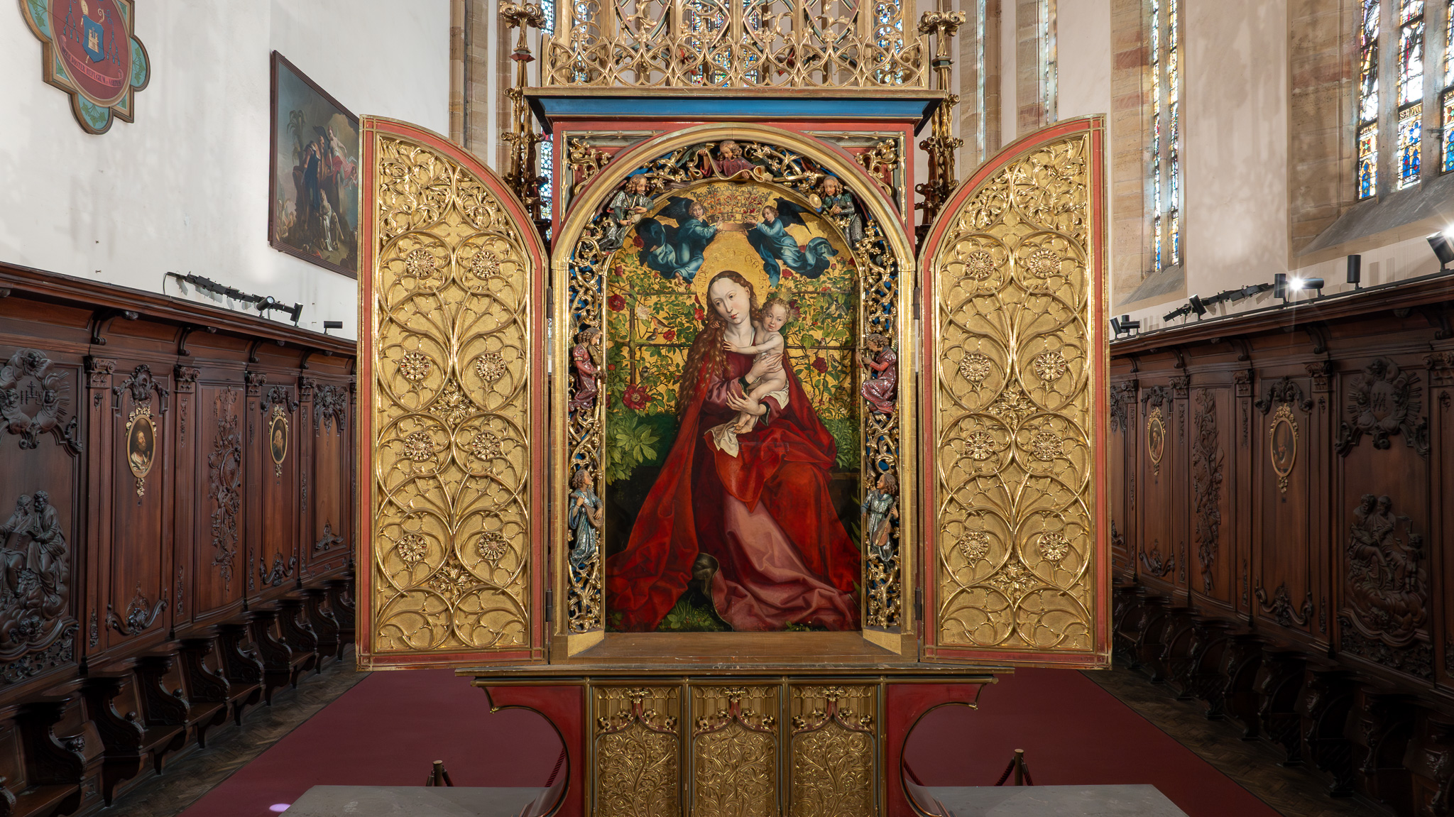 Vierge au buisson de roses photographiée frontalement dans l’église des Dominicains de Colmar