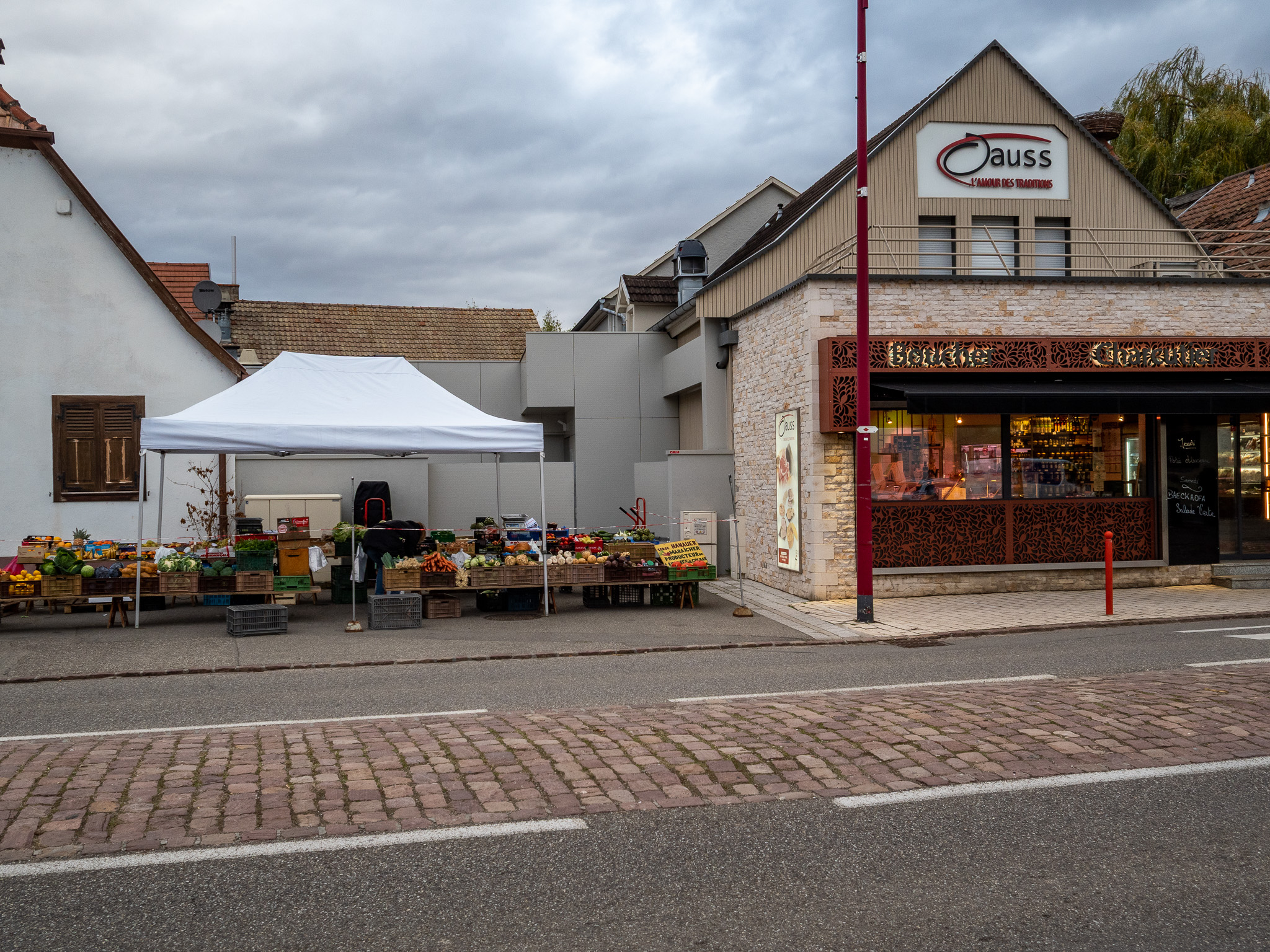 Boucherie Jauss à Sundhoffen et stand du maraîcher Hanauer de Colmar installé devant le commerce
