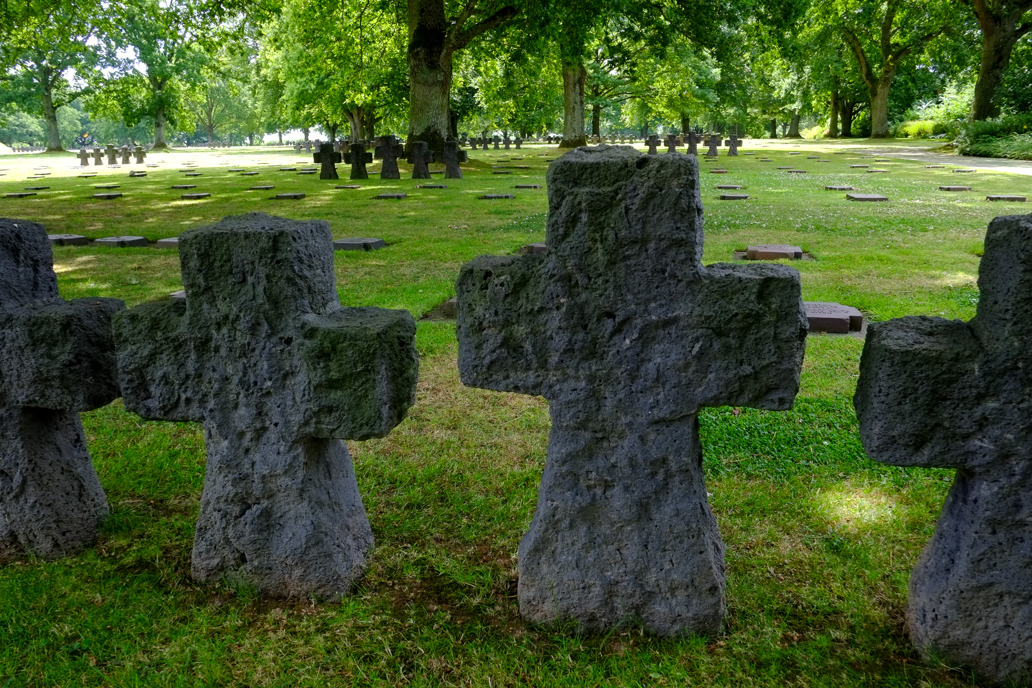 Groupes de croix sombres dans le cimetière militaire allemand de La Cambe en Normandie