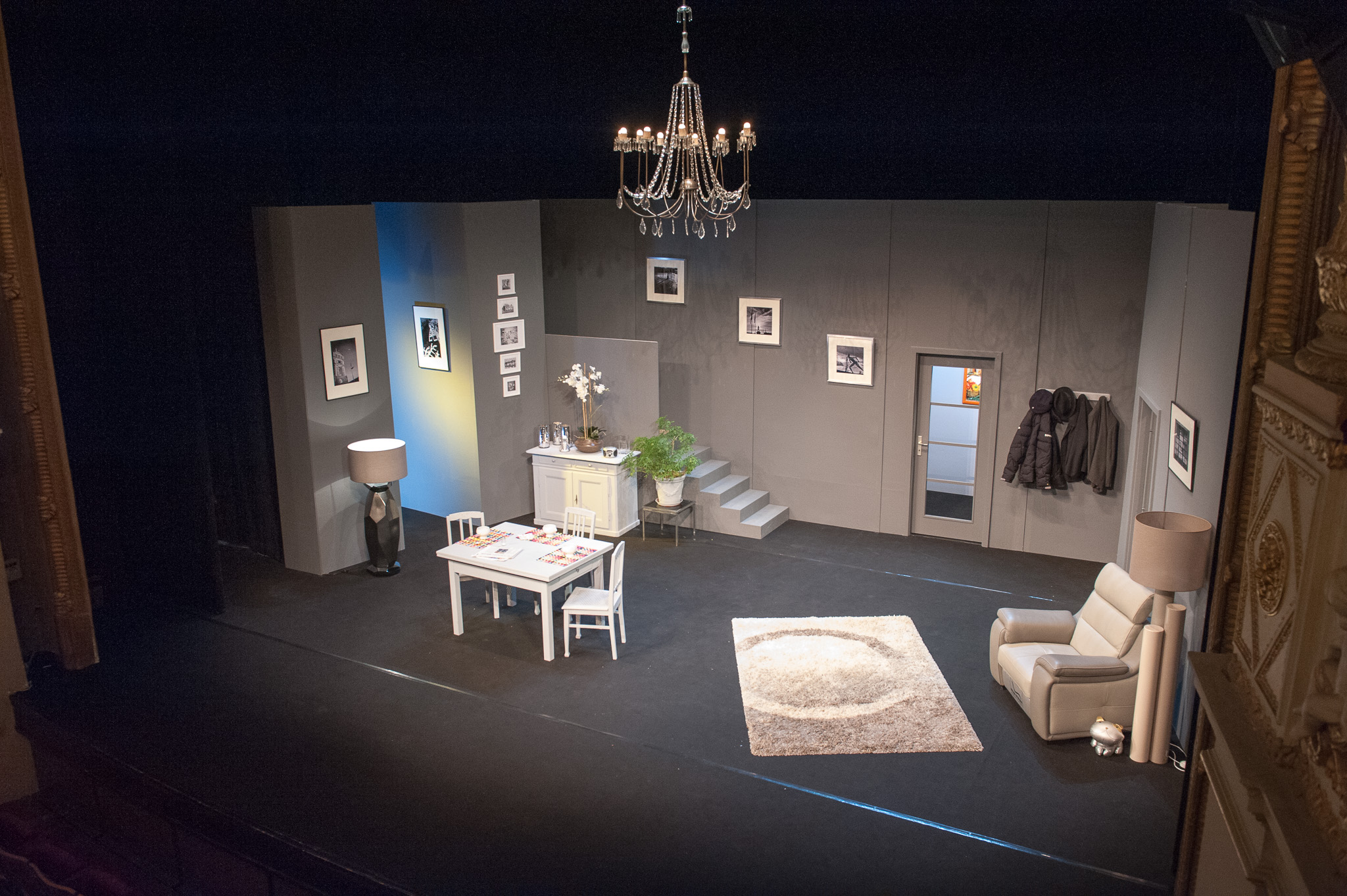 Décor contemporain installé sur un plateau de théâtre vide