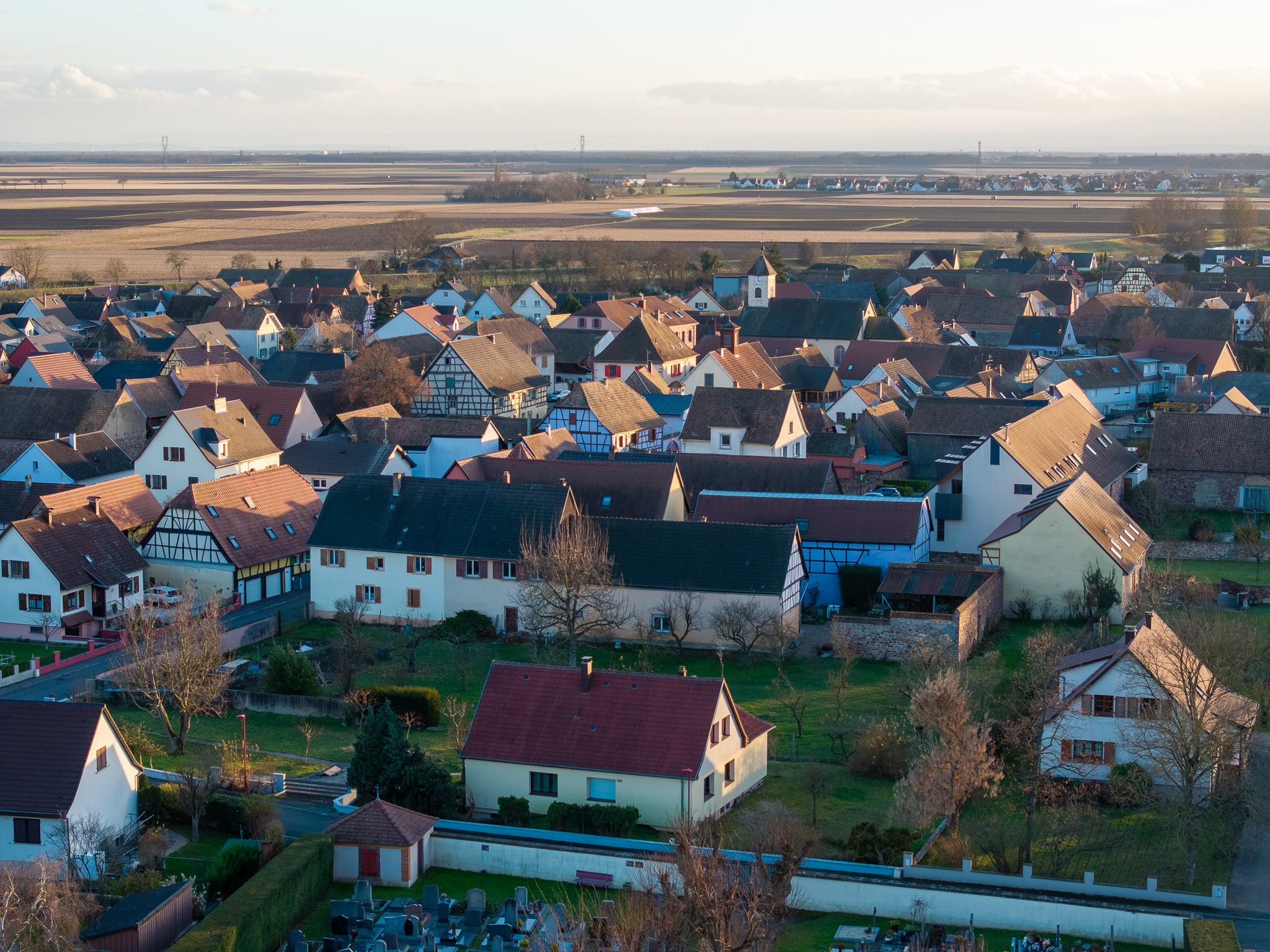 Vue aérienne de Sundhoffen et de son implantation dans la plaine alsacienne
