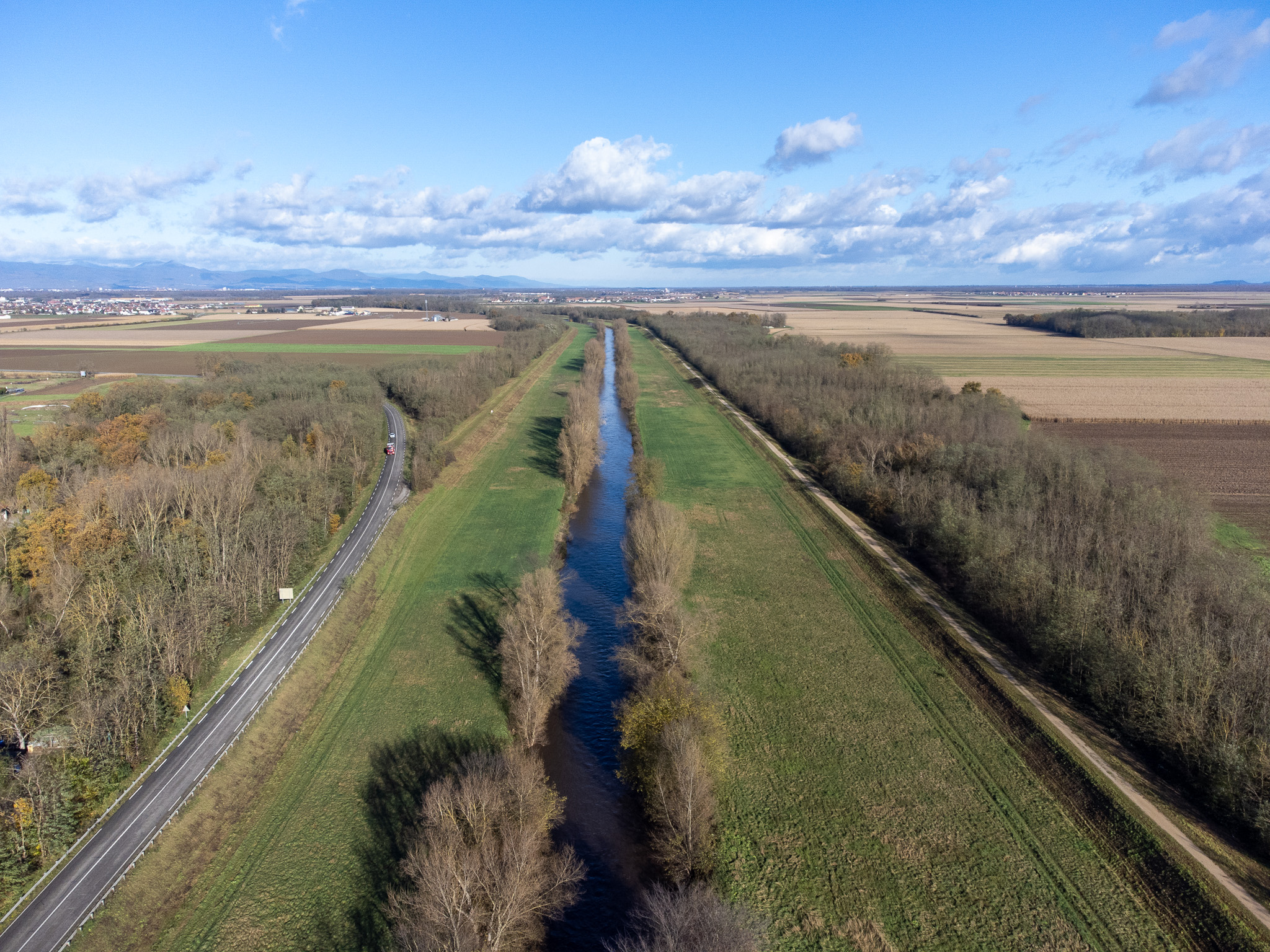Vue aérienne de l’ancien canal du Rhône au Rhin à Niederhergheim, traversant la plaine entre terres cultivées et végétation