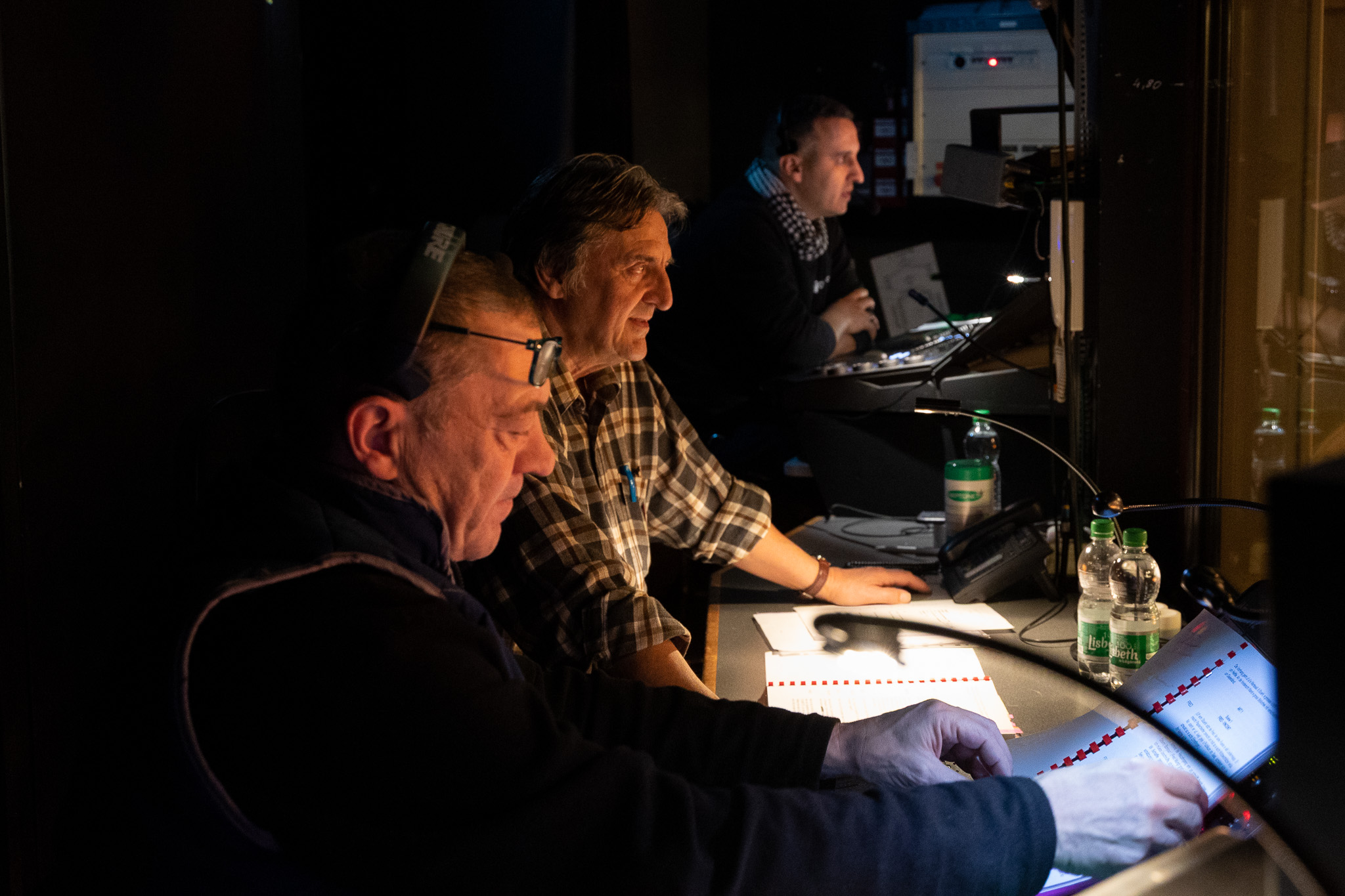 Équipe technique en régie pendant une représentation de théâtre