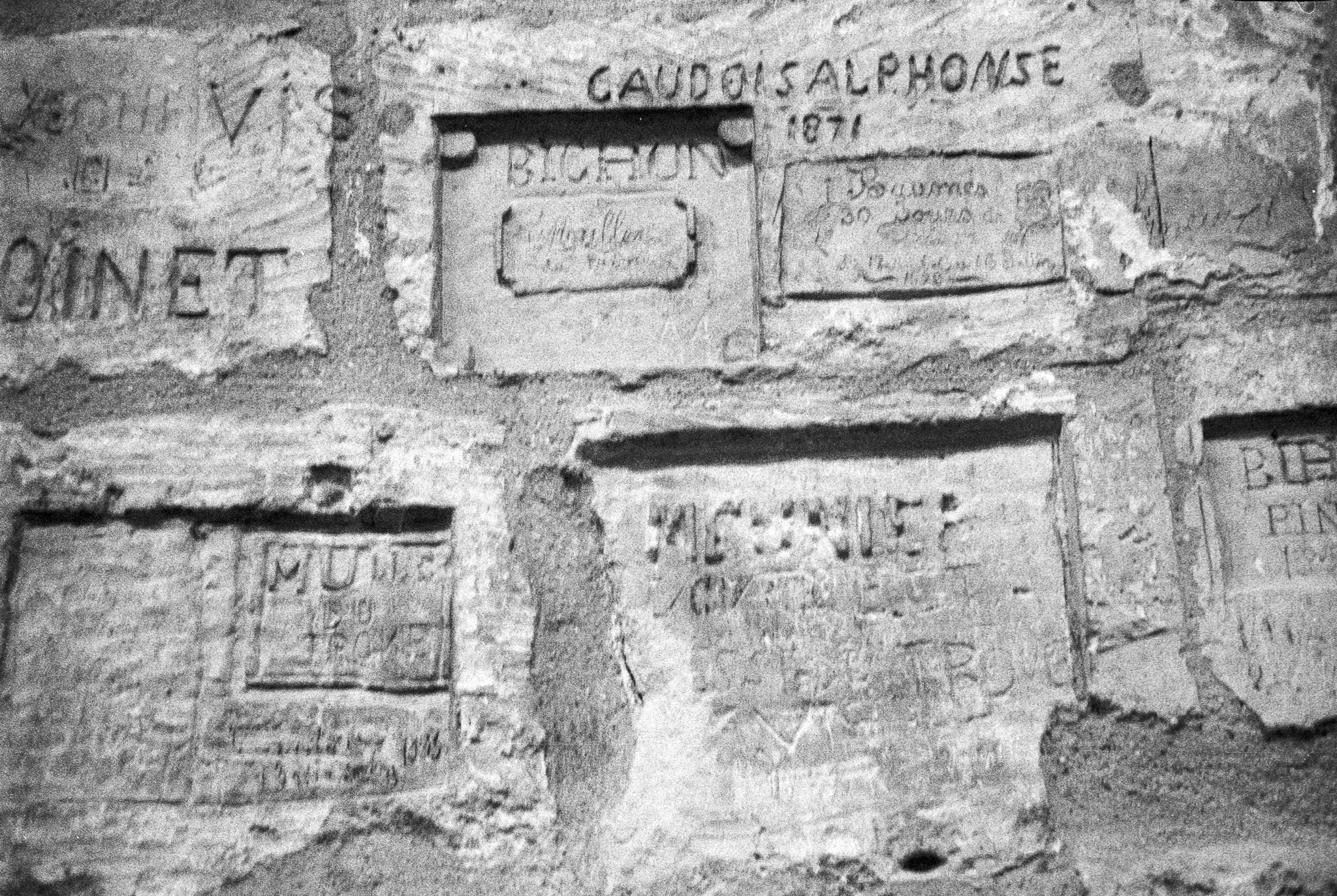 Inscriptions gravées par des prisonniers dans les pierres d’une tour de La Rochelle