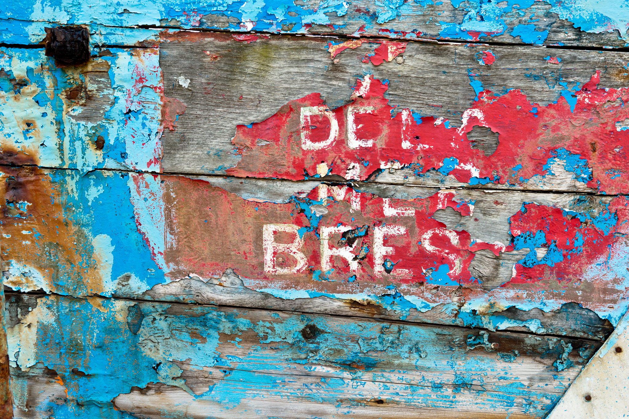 Ancien panneau en bois aux peintures bleue et rouge écaillées portant une mention de la Fête de la mer à Brest