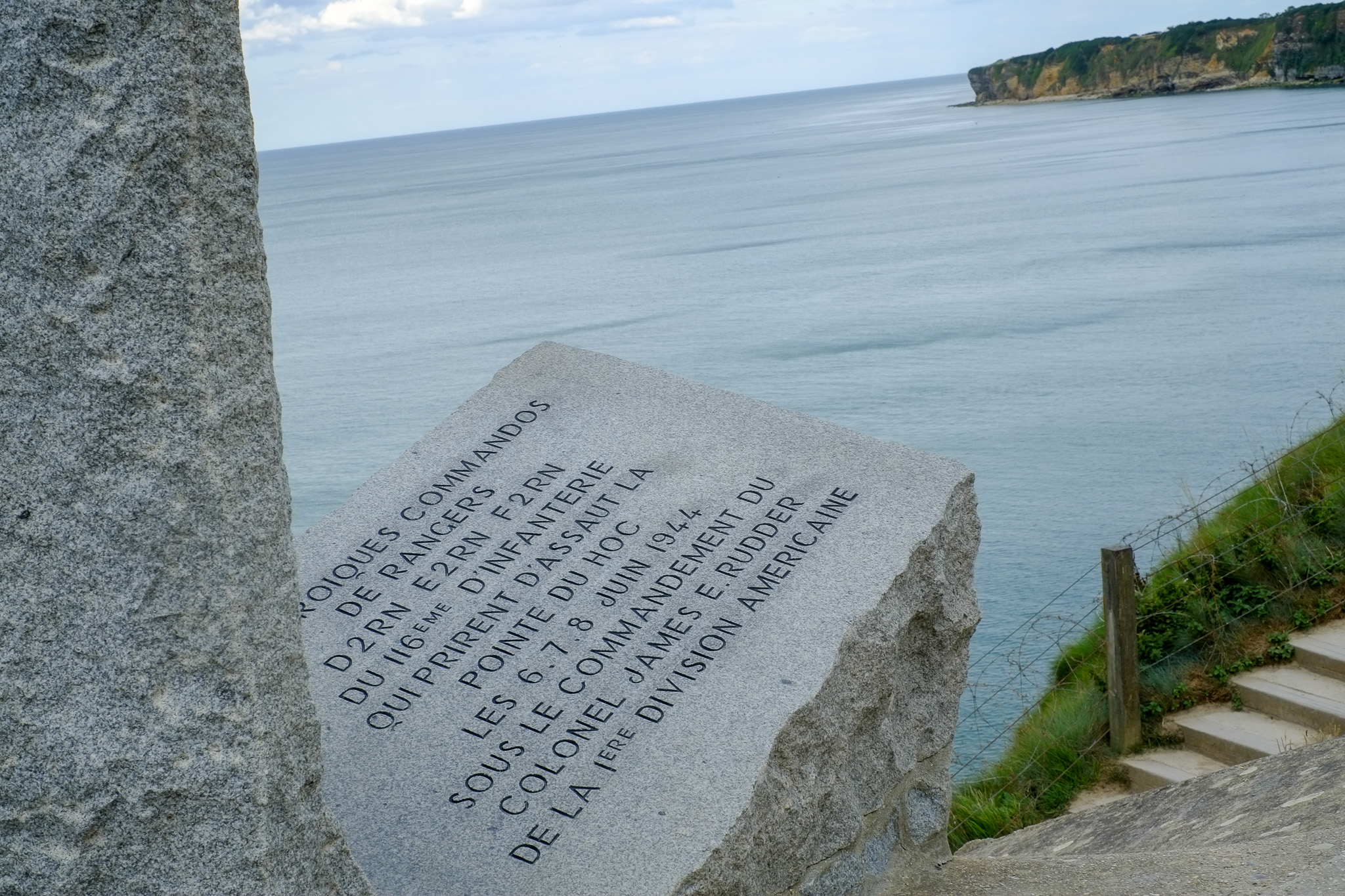 Pierre commémorative dressée au bord de la falaise de la Pointe du Hoc face à la mer