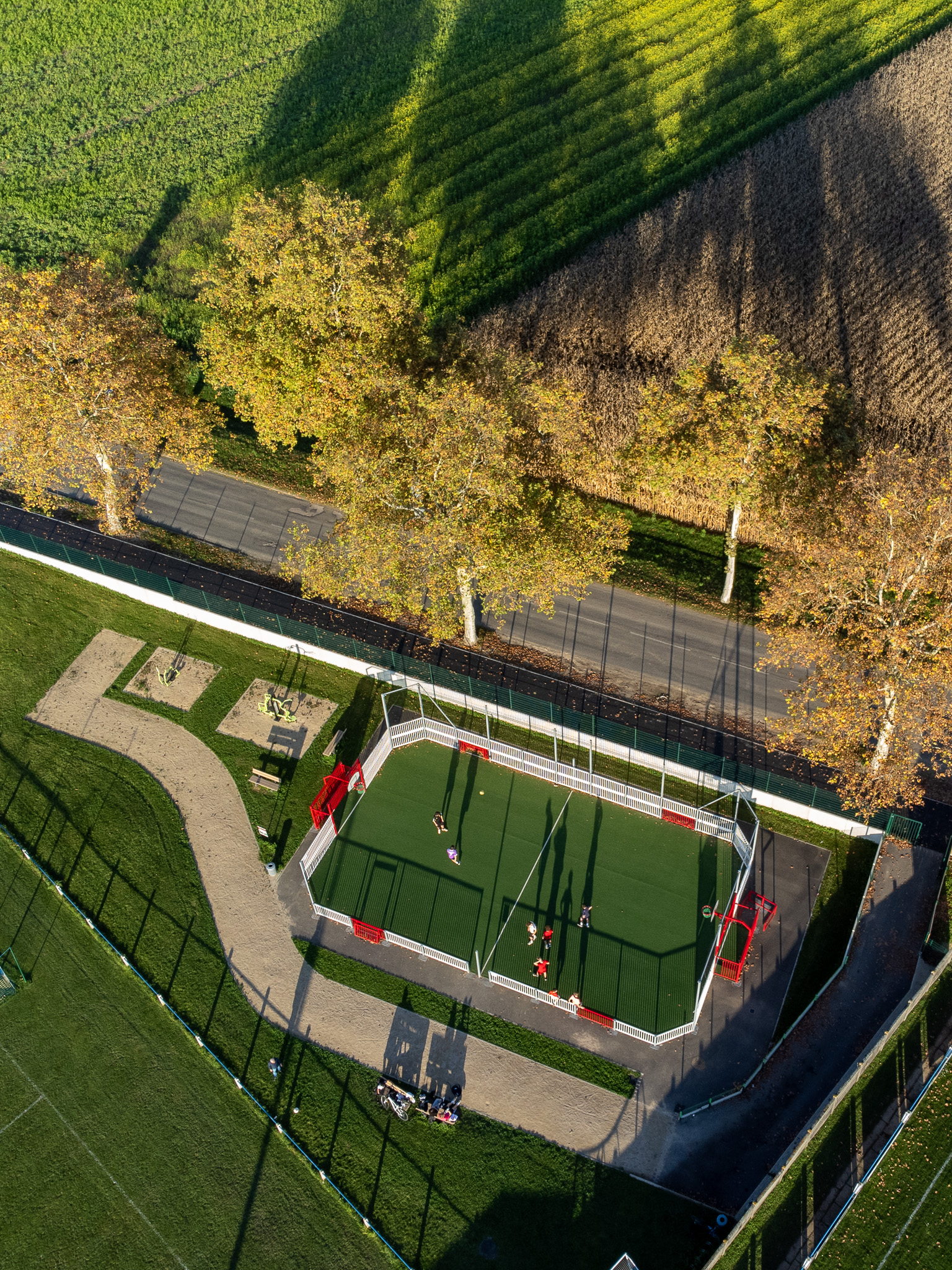 Vue aérienne du city park de Sundhoffen avec ses terrains de sport, ses cheminements et les espaces arborés environnants