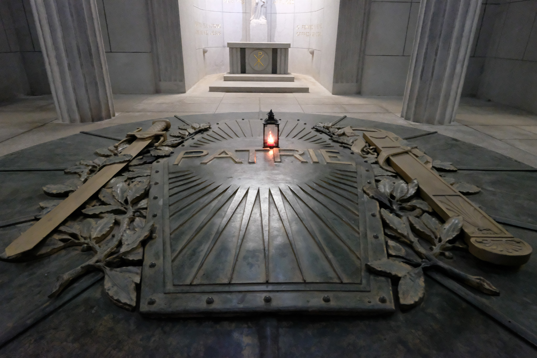 Crypte du Monument national du Hartmannswillerkopf avec une flamme commémorative au centre