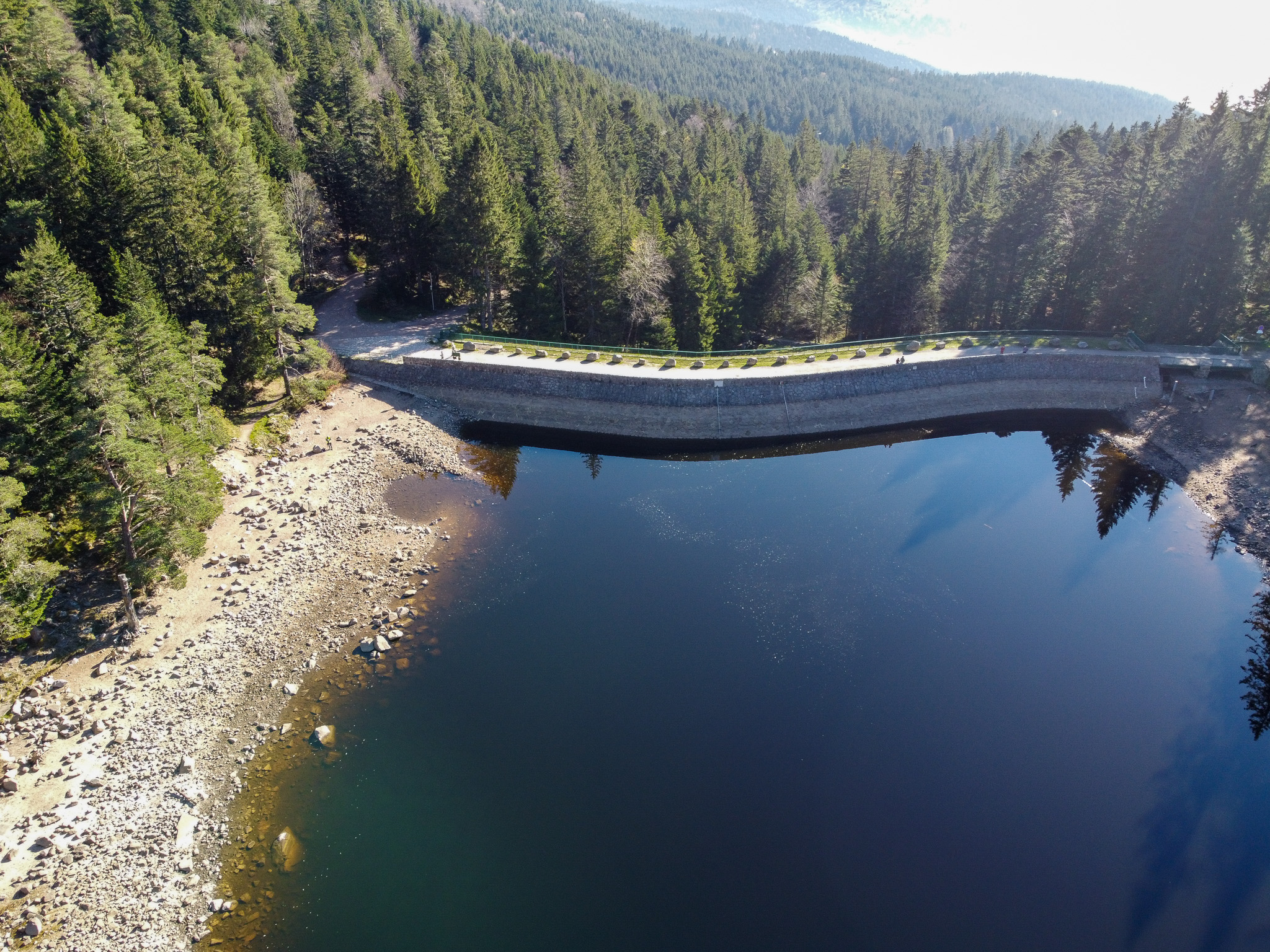 Vue aérienne du lac du Forlet, ou lac des Truites, et de sa digue au cœur du massif vosgien