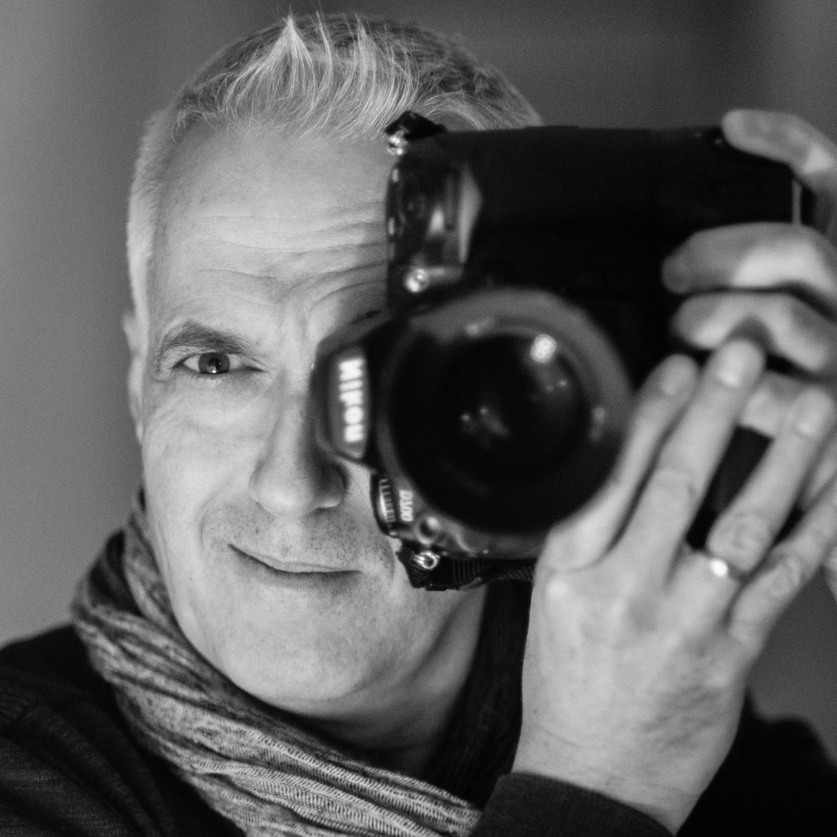 Daniel Muller, photographe auteur, tenant un appareil photographique